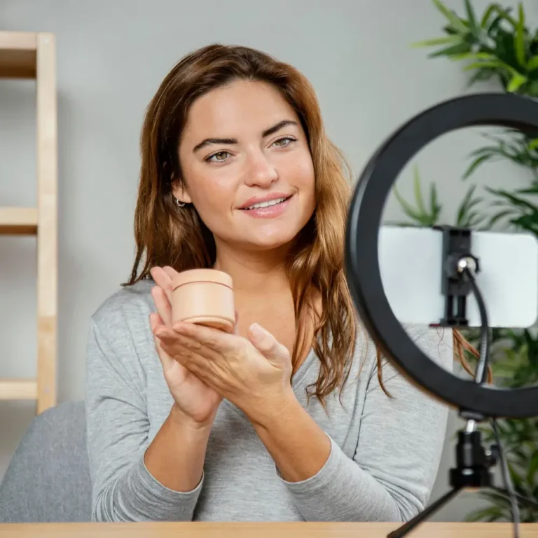 Une partenaire rédigeant son avis mihi positif sur les produits cosmétiques de la marque, illustrant l'opportunité Skynly.