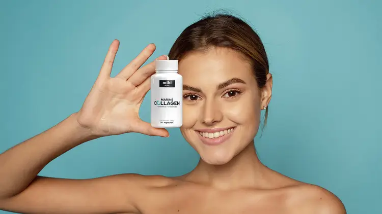 Jeune femme souriante présentant un flacon de Collagène Marin Mihi pour le bien-être et la vitalité