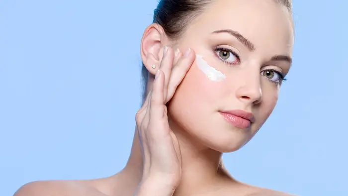 Femme appliquant une crème de soin visage Mihi pour une peau hydratée